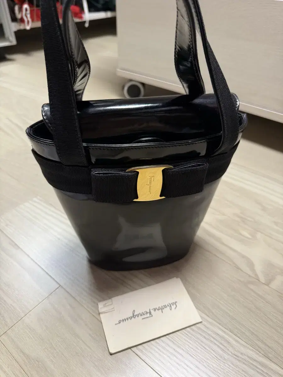 FERRAGAMO / 빈티지 페라가모 블랙 원통 바라 버킷백